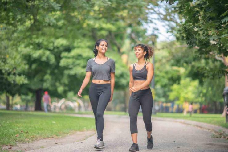 Ragazze camminano al parco 