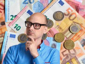 sfondo banconote e monete euro e ragazzo che pensa