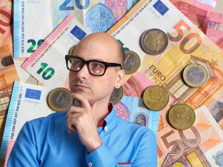sfondo banconote e monete euro e ragazzo che pensa