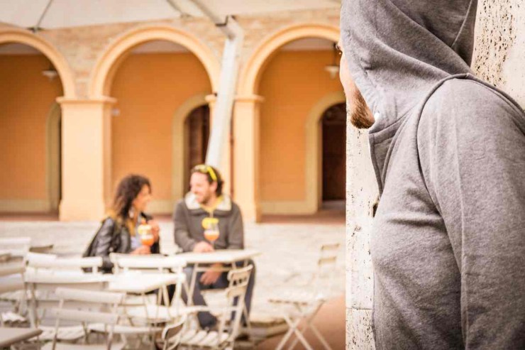 Uomo spia delle persone