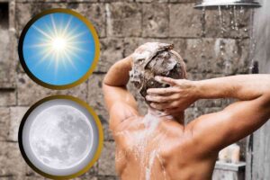 Uomo fa la doccia