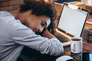 Ragazzo si addormenta sul computer