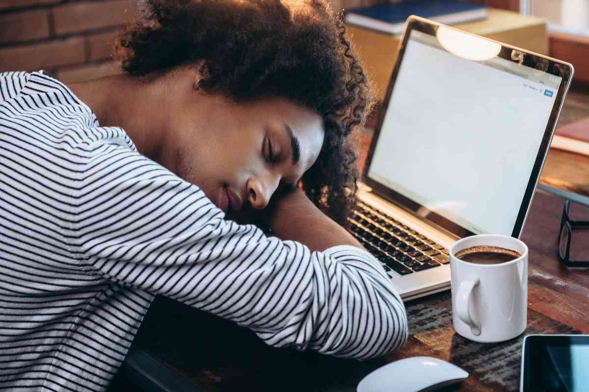 Ragazzo si addormenta sul computer