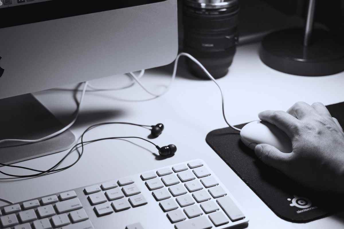 Persona che utilizza il mouse di un Mac