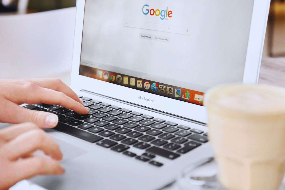 Persona che effettua una ricerca web su Chrome