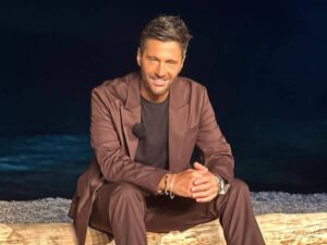 Filippo Bisciglia sul tronco di Temptation Island