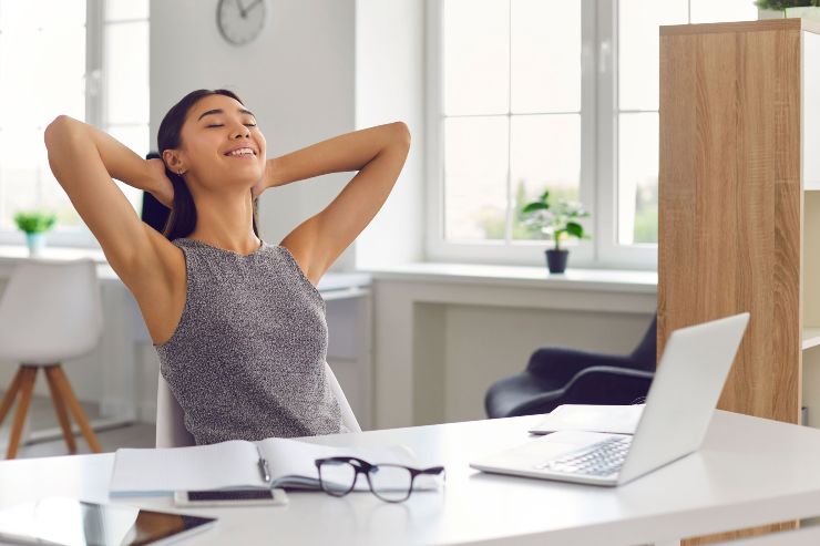 Ragazza si stiracchia soddisfatta davanti al computer