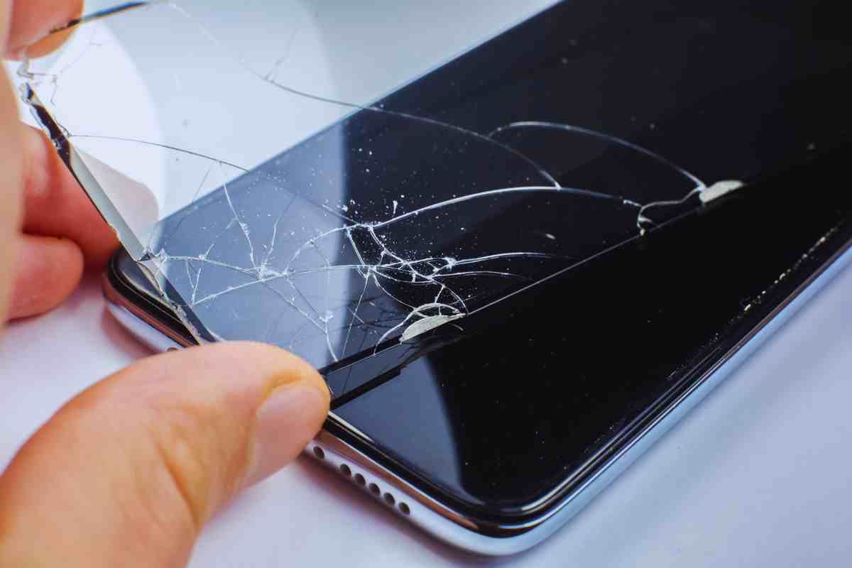 Persona che sostituisce schermo smartphone