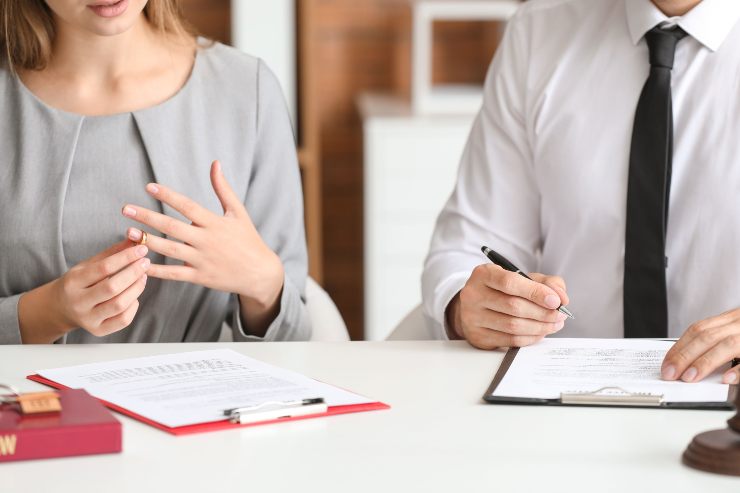 Marito e moglie firmano i documenti di divorzio