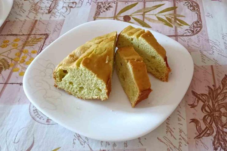 Torta nel piatto a fette 