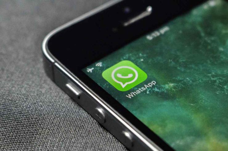 Telefono e icona WhatsApp