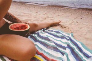donna in spiaggia con anguria