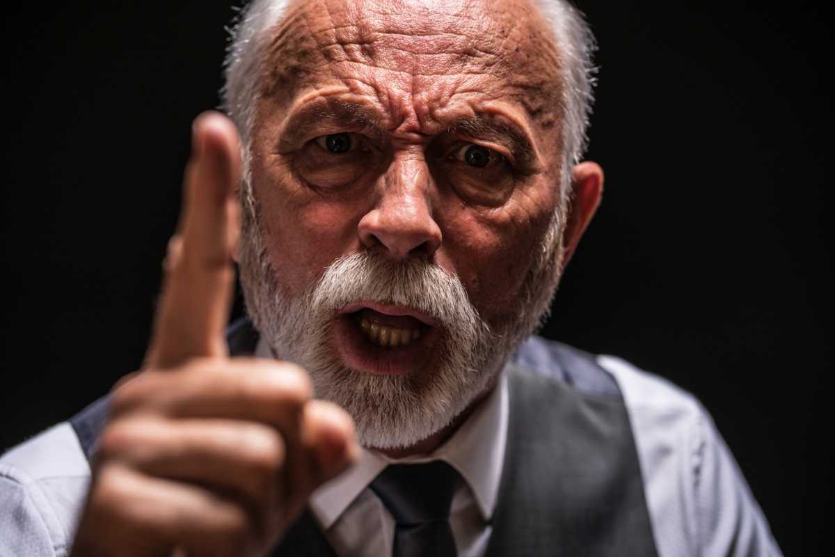 anziano arrabbiato