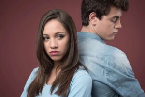 Un uomo e una donna imbronciati con le schiene unite