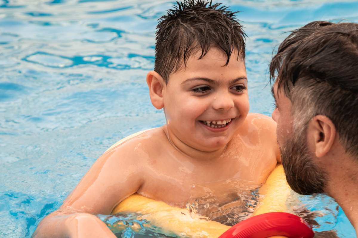 bambino in piscina con padre