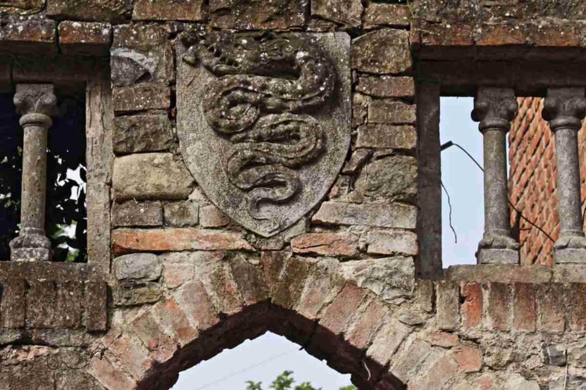 Arco architettonico di un borgo