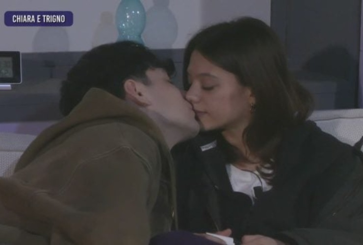 chiara e trigno si baciano ad amici