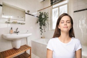 bagno e donna che annusa l'aria