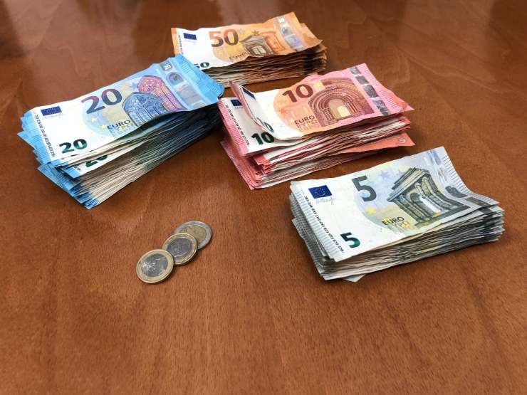 banconote e monete euro su scrivania