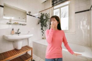 bagno e donna che si tappa naso