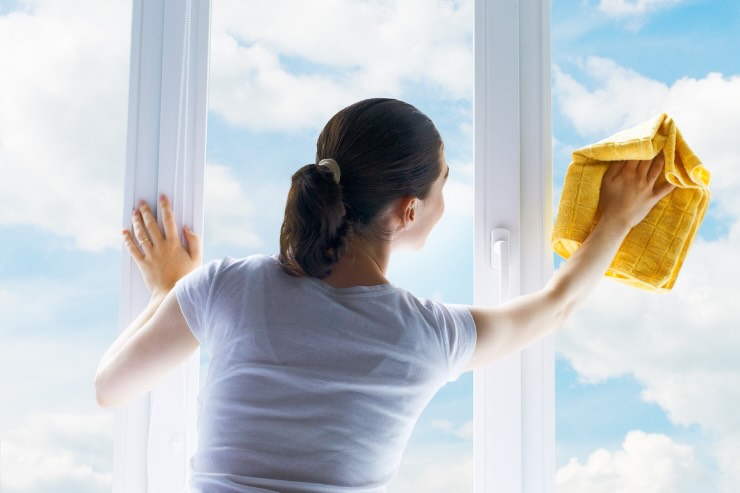donna che pulisce vetri
