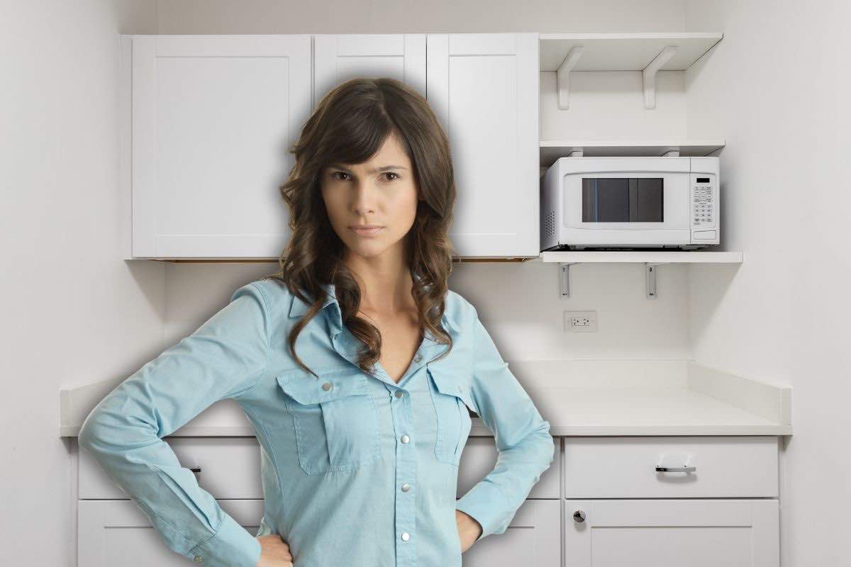 Cucina piccola e donna in primo piano