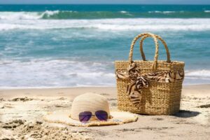 Borsa da spiaggia in riva al mare sulla sabbia