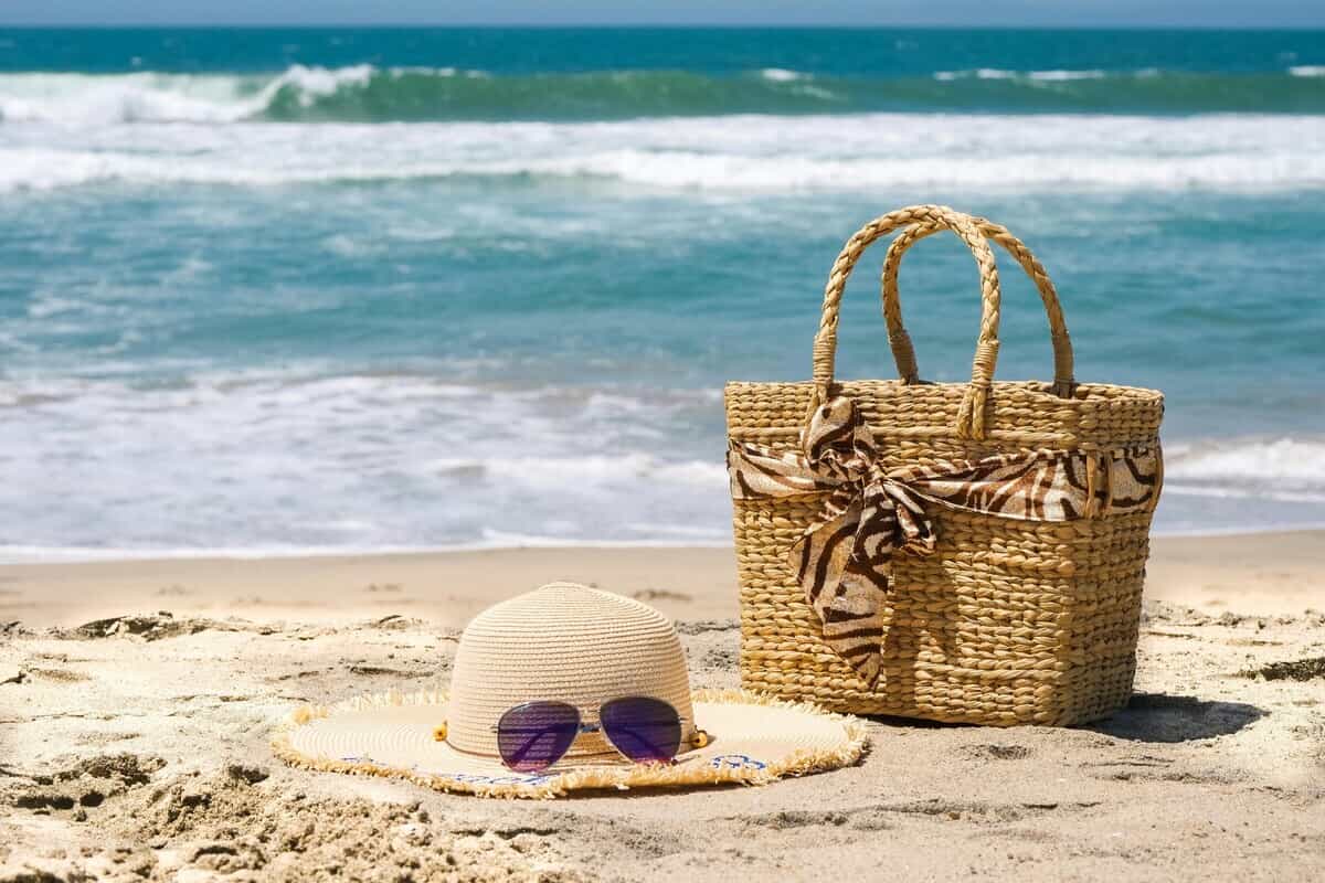 Borsa da spiaggia in riva al mare sulla sabbia