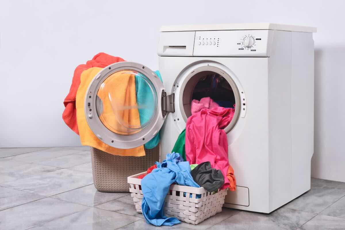 lavatrice indumenti colorati