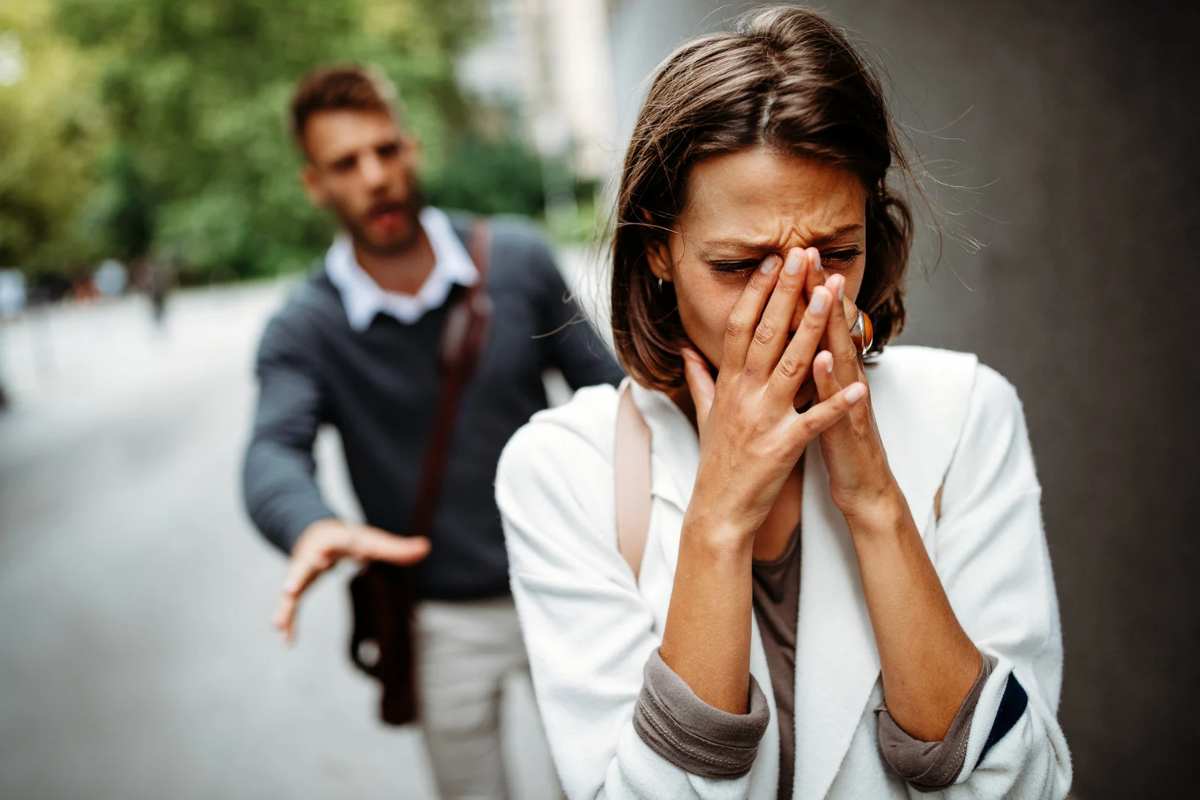 Una donna che piange e un uomo che la rincorre