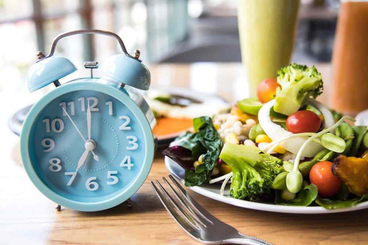 Orologio e piatto di verdure