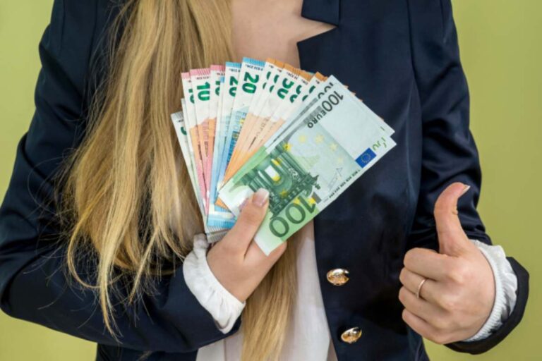 donna con in mano delle banconote e con il pollice verso l'alto