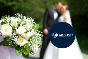 coppia sposi bouquet e logo mediaset