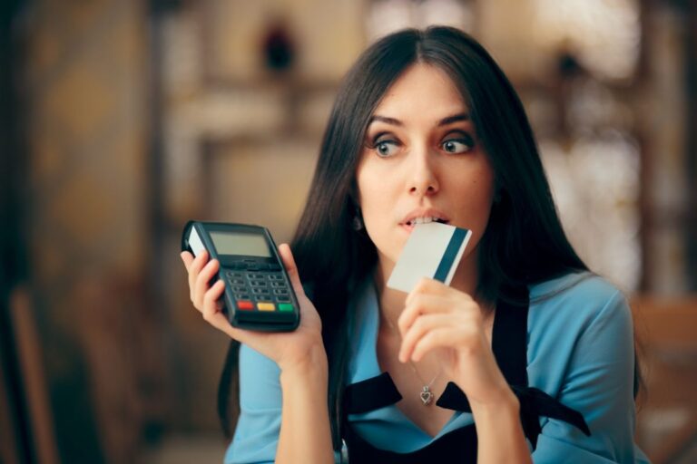 “I negozianti stanno chiedendo il documento se paghi col bancomat: ma possono farlo?” La risposta choc dell’avvocato