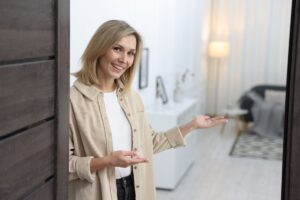 donna apre porta di casa agli ospiti