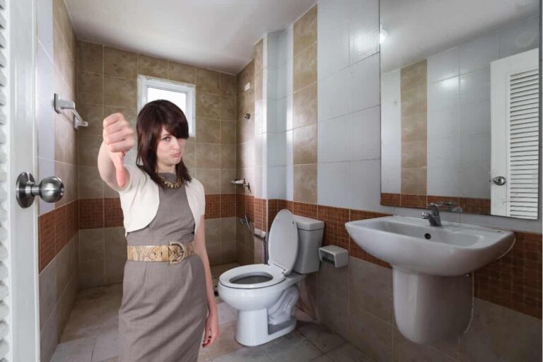 Nonostante la pulizia, il bagno rimane sempre giallo? Probabilmente stai commettendo questi 3 errori