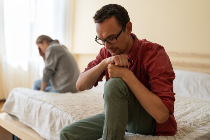 uomo e donna tristi di spalle