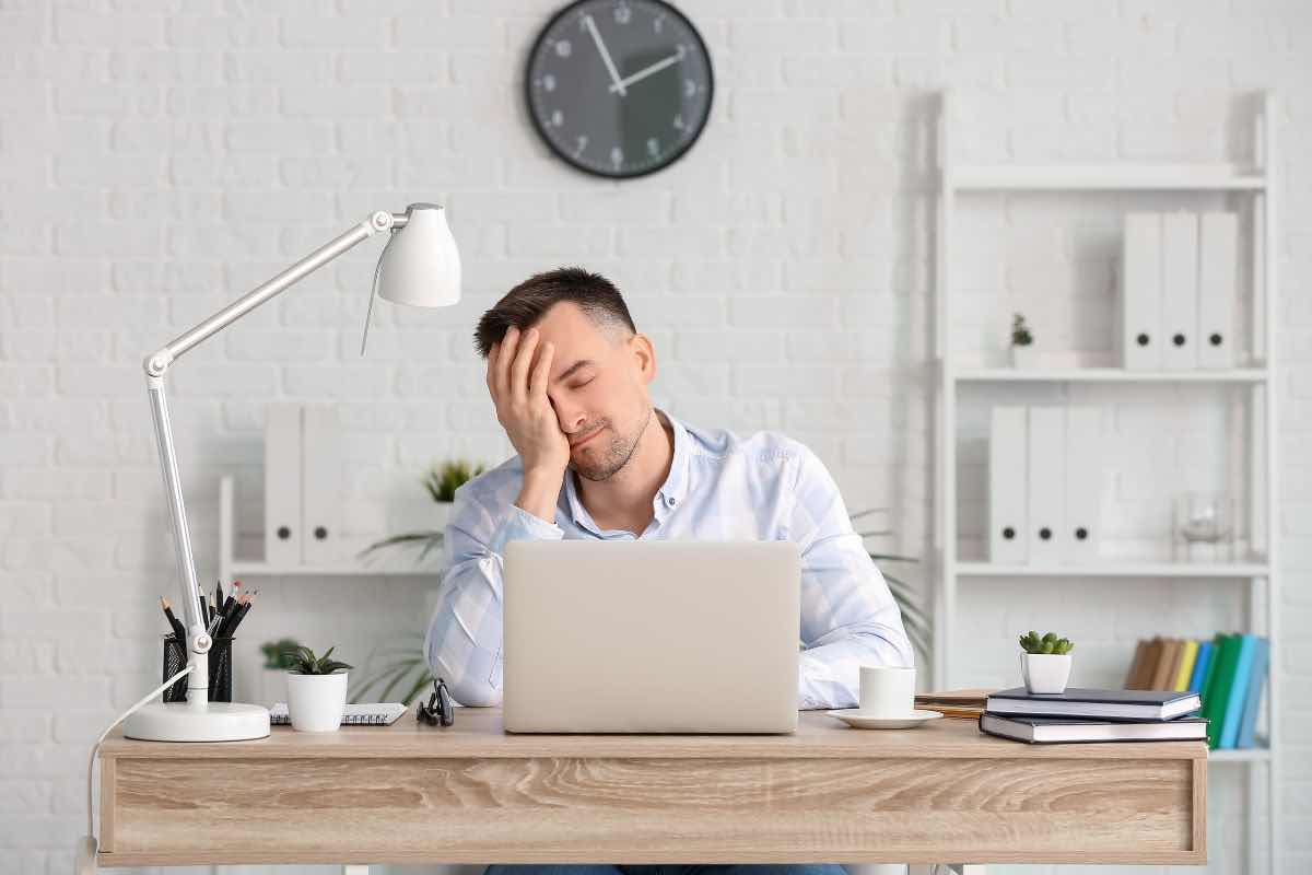 Uomo stanco in ufficio