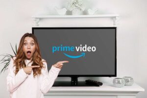 Ragazza sorpresa indica televisore su cui campeggia il logo Prime Video