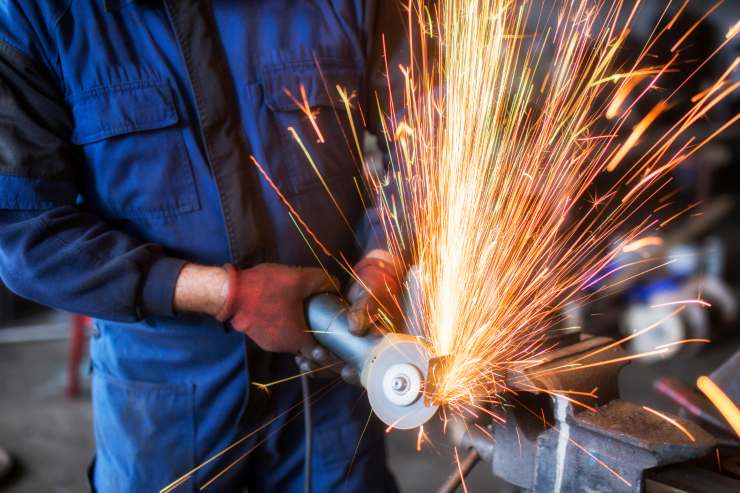 lavoratore metalmeccanico taglia il ferro