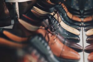 scarpe in fila su scaffale