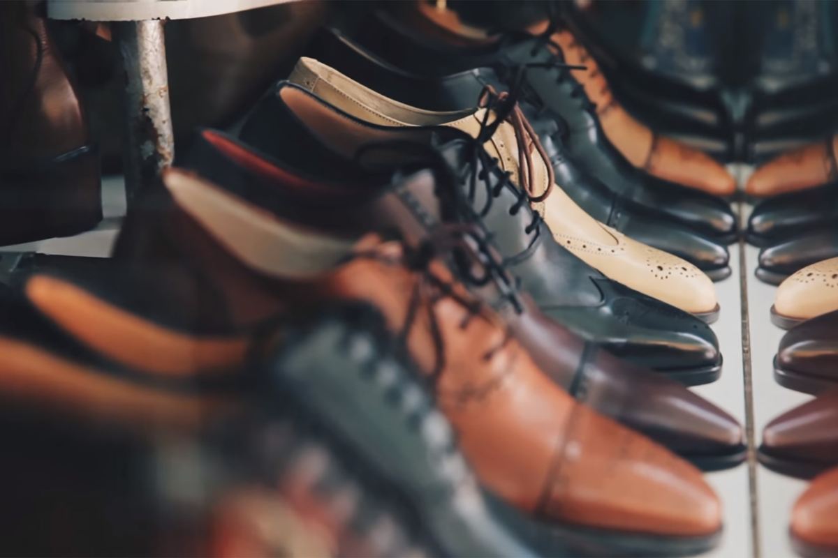 scarpe in fila su scaffale