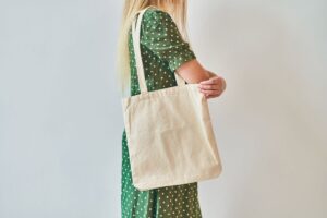 Donna con borsa a spalla