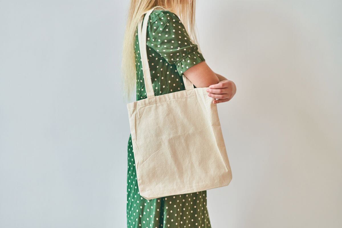Donna con borsa a spalla