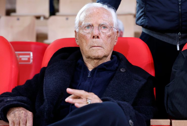 giorgio armani seduto 