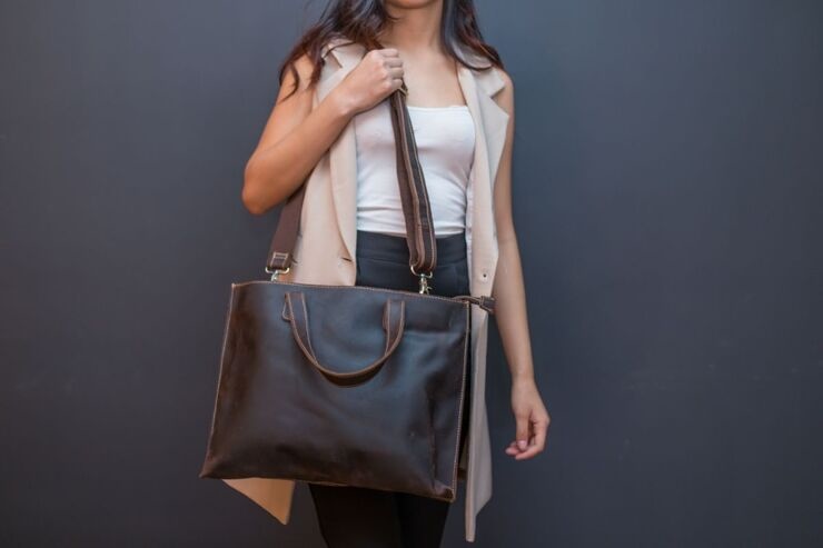 Donna con borsa a tracolla sulla spalla 