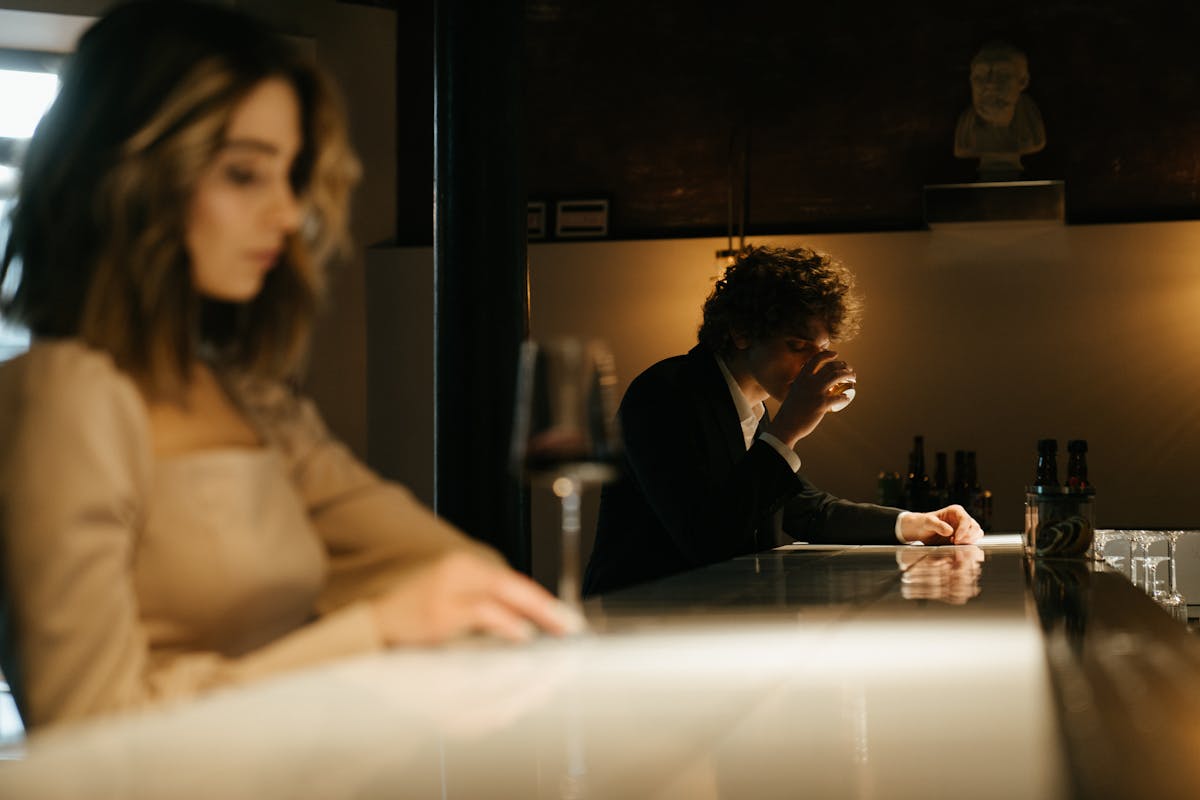 donna e uomo al tavolo