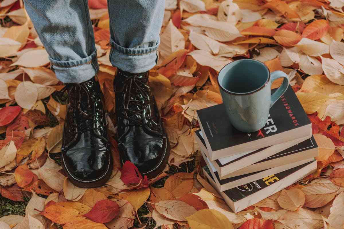 scarpe con foglie autunno
