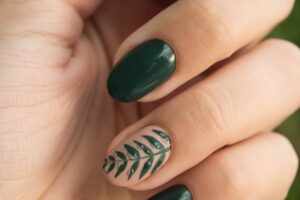 unghie con smalto verde